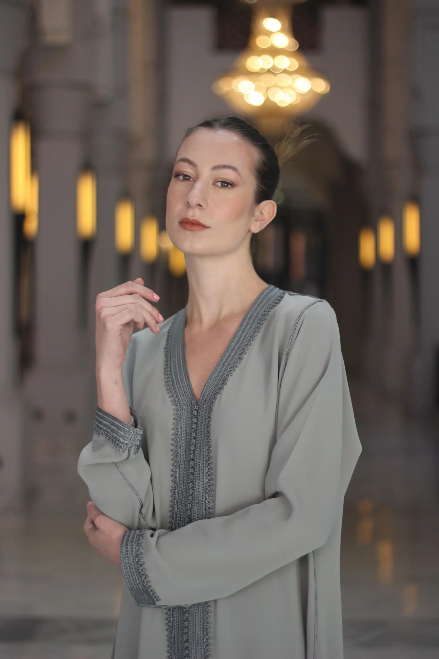 Portrait d’une femme en tenue marocaine dans un intérieur élégant de Marrakech
