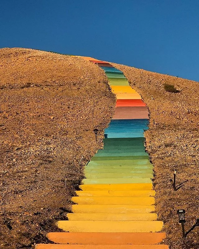 Un escalier coloré dans un paysage aride