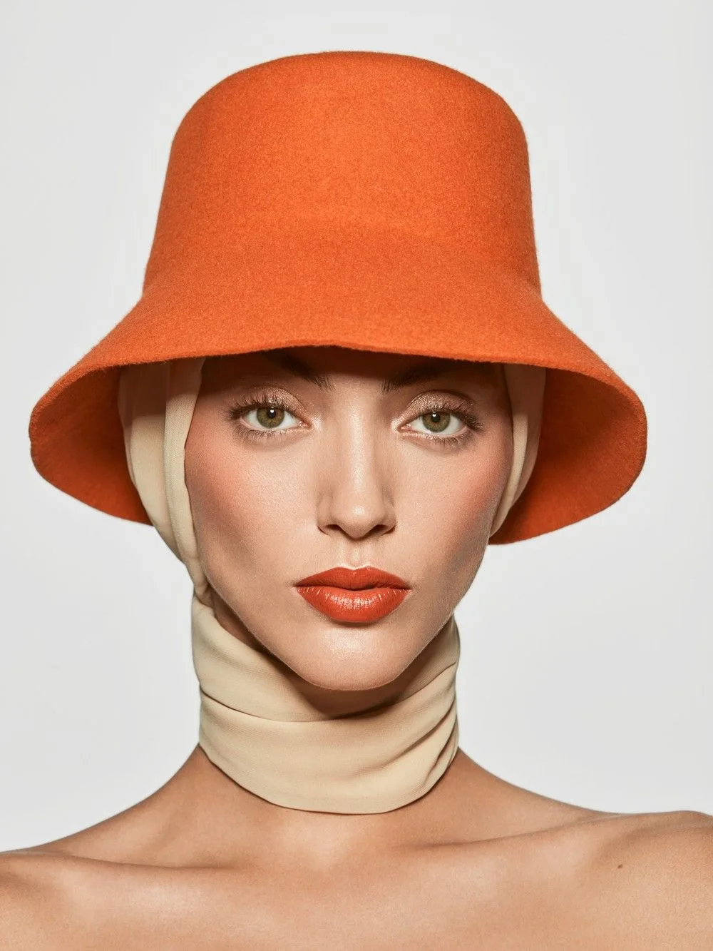 Portrait beauté, chapeau orange et lumière douce