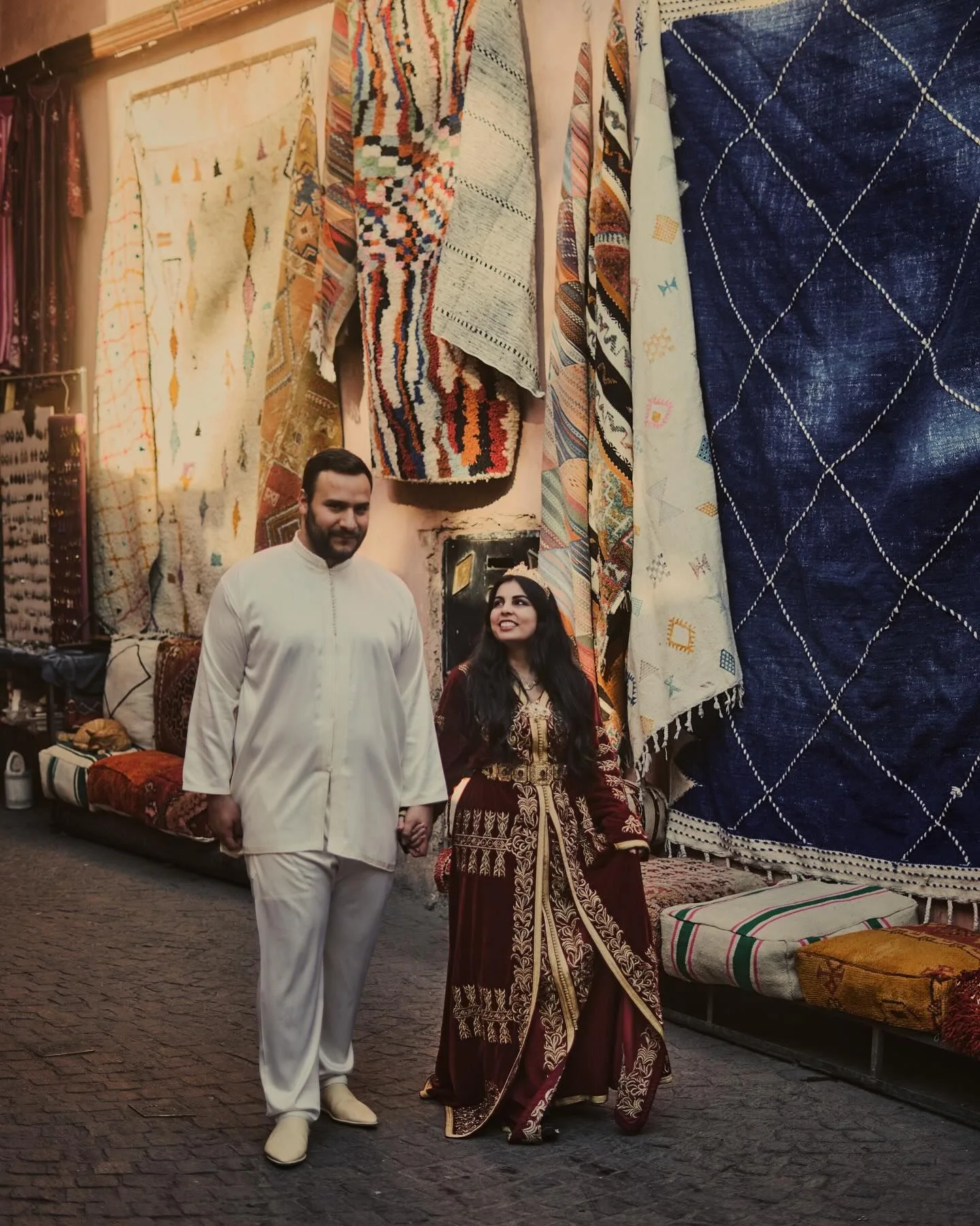 Une promenade en couple dans les ruelles