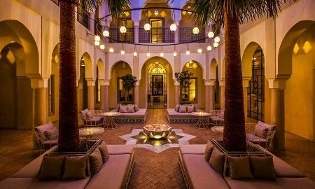 Un patio d’hôtel illuminé à la tombée du jour