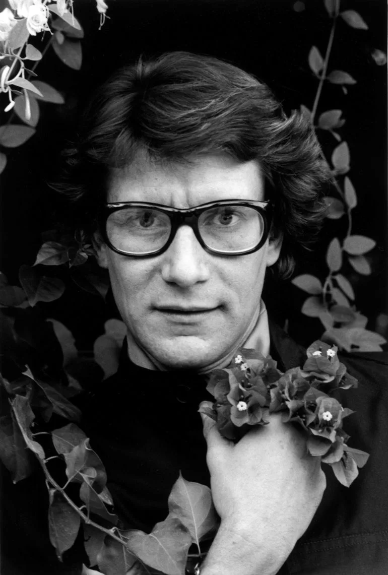 Portrait en noir et blanc dans un écrin de feuillage