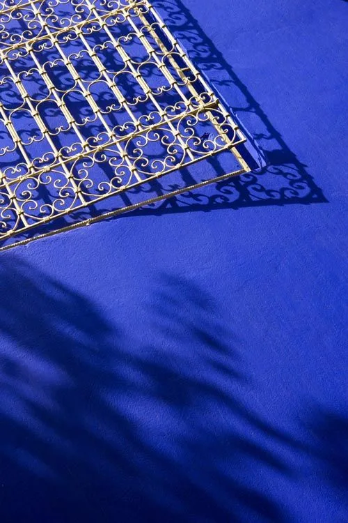Jeux d’ombre et ferronnerie sur un mur bleu