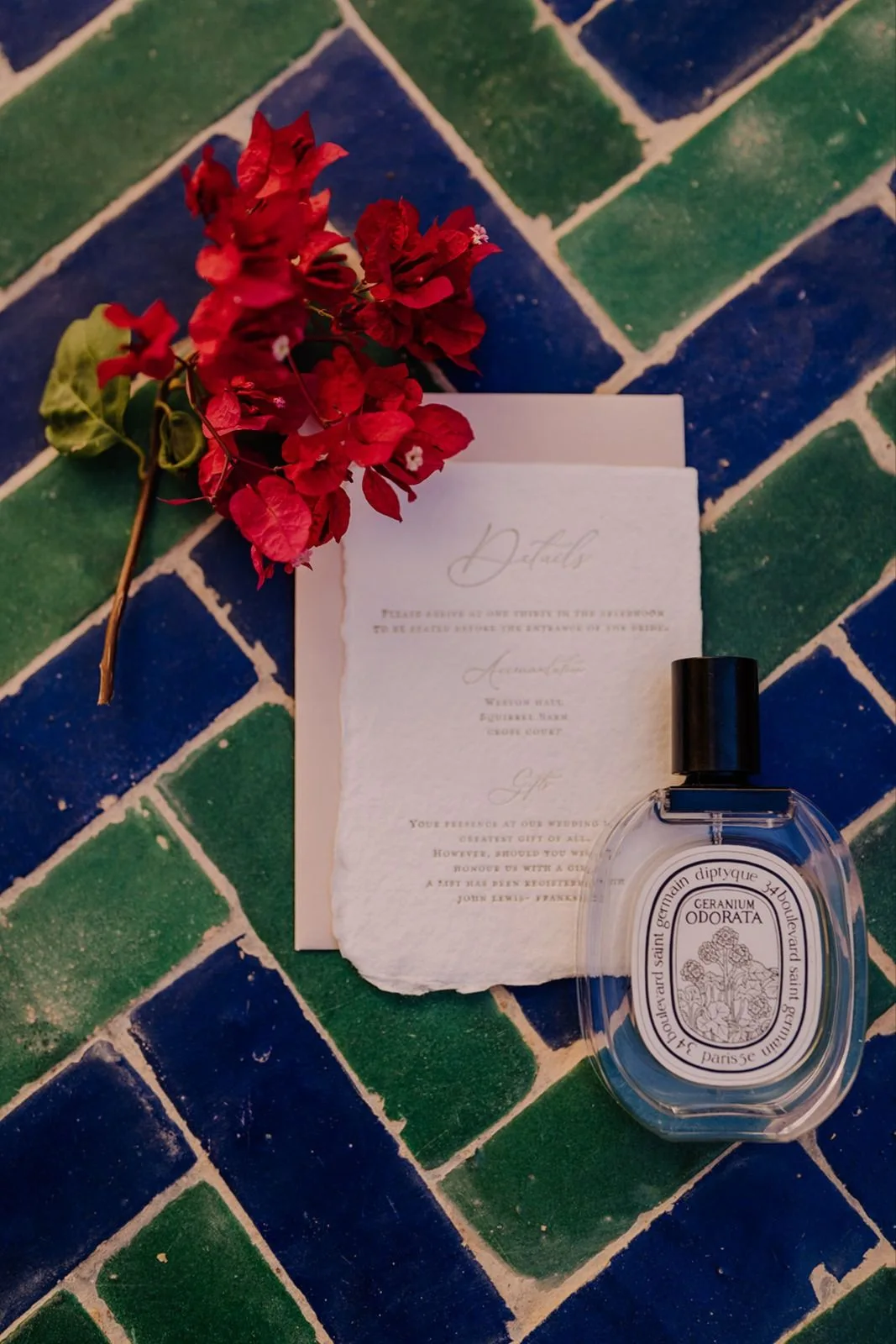 Papeterie de mariage et détails colorés