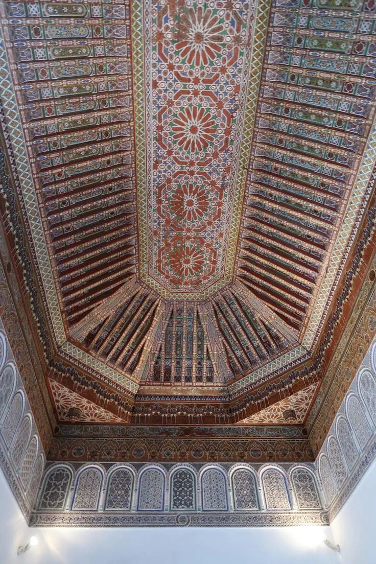 Les motifs et le bois sculpté d’un plafond