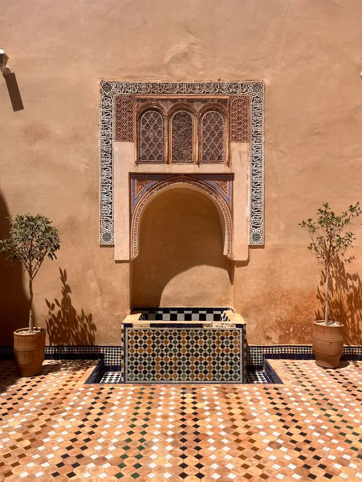 Une cour de palais aux couleurs ocre