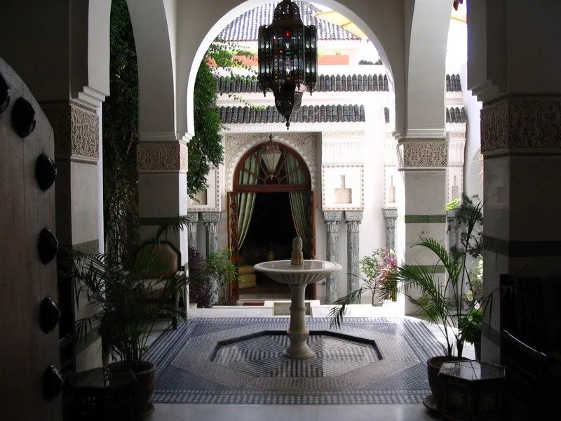 Patio arboré et fontaine d’un riad