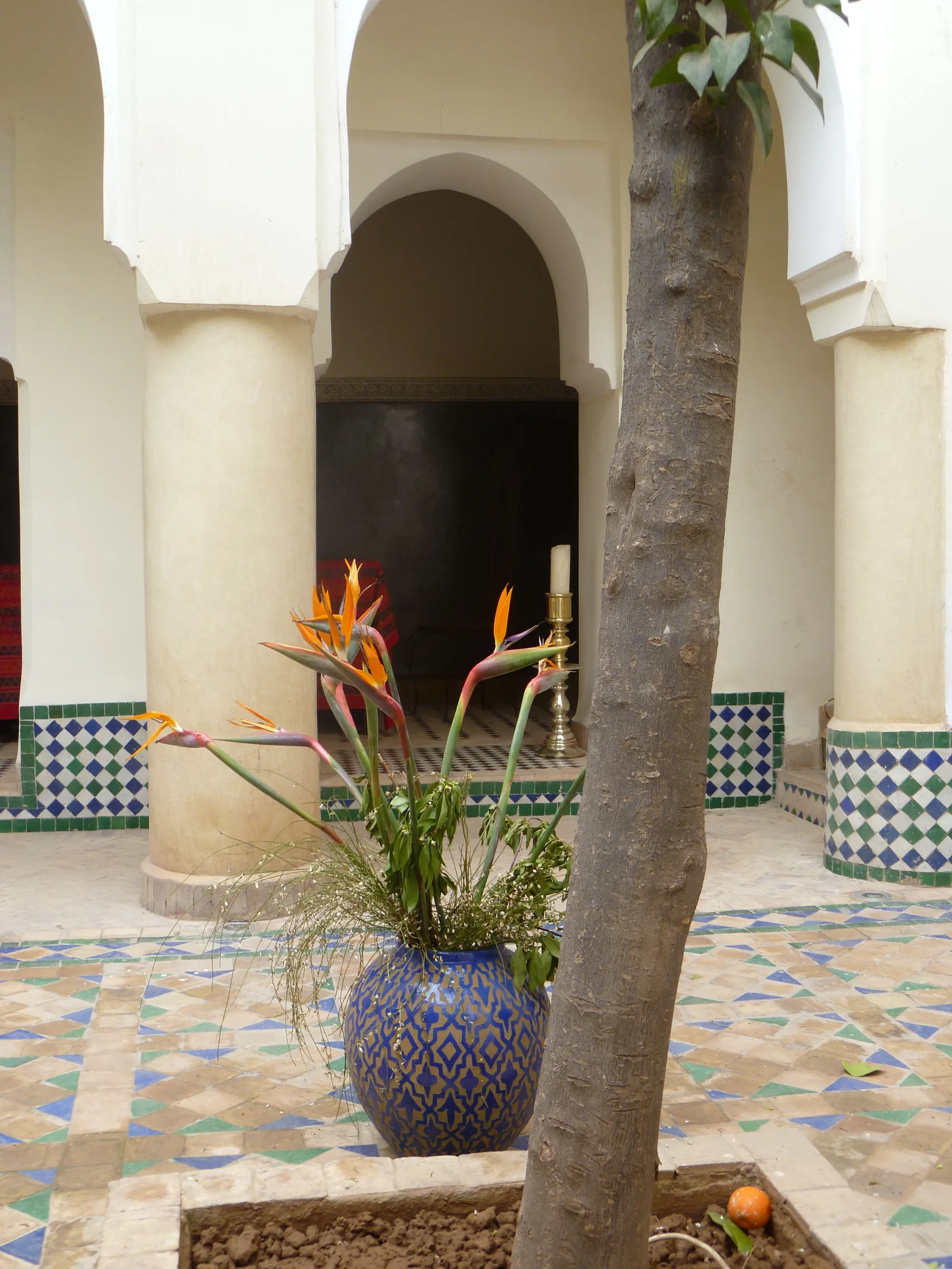 Une cour lumineuse aux arches claires