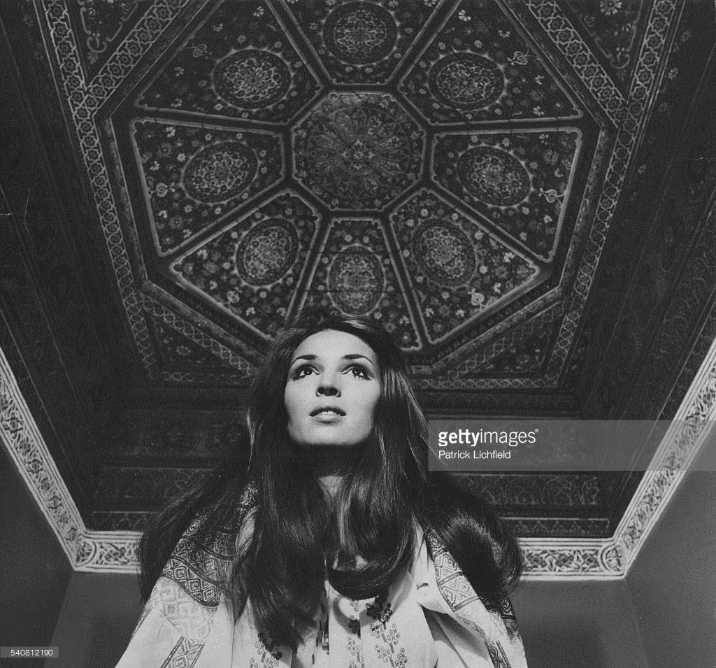 Portrait en noir et blanc sous un plafond ouvragé