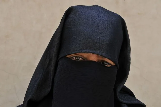 Un regard, une étoffe et une lumière douce