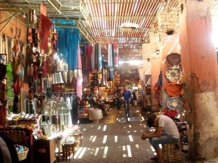 Une ruelle de marché baignée de lumière