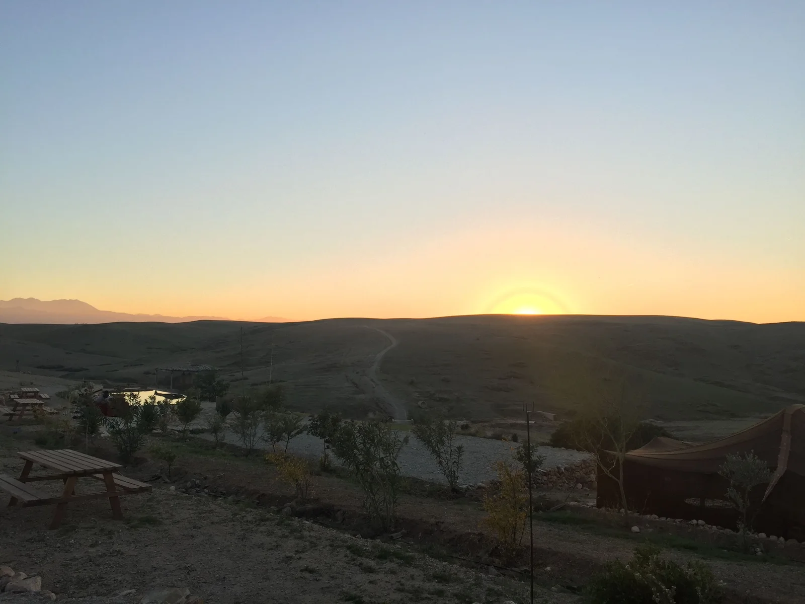 Le soleil disparaît derrière les collines